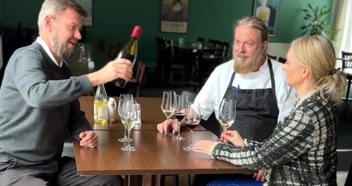 Renée Søndergaard og Søren Borrisholt prøve smager sammen med Åge Vinther vine til arrangementet den 30. maj. Privatfoto