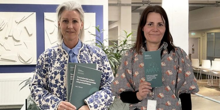 Opfølgningskonsulent Ann Pedersen, Business Hjørring og projektleder Louise Hyldgaard, Hjørring Jobcenter Integration samarbejder om at skabe de bedste rammer for medarbejdere med traumer i bagagen. Foto: Business Hjørring.