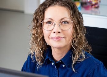 Anne Vangsted i arbejdstøjet hos Egotag - Skilte & Reklame. Foto: Privat.