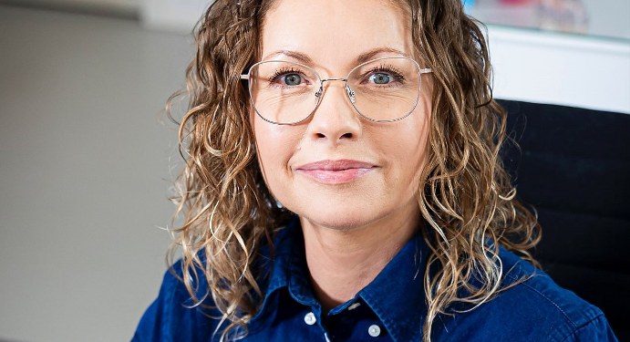 Anne Vangsted i arbejdstøjet hos Egotag - Skilte & Reklame. Foto: Privat.