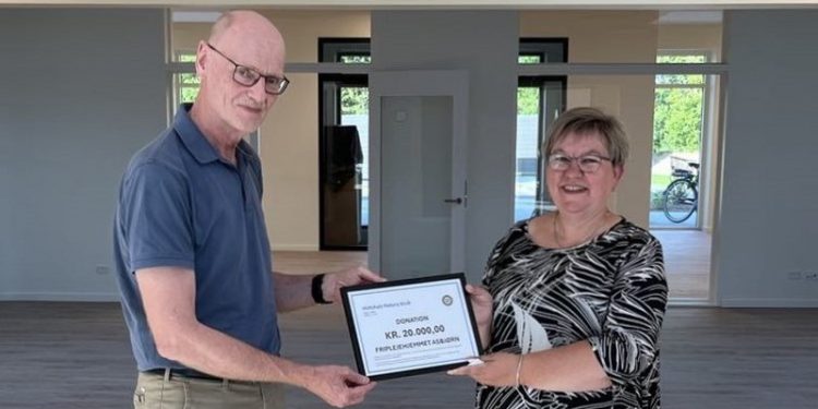 Jens Kjærsgaard Nielsen overrækker donationen til forstander Anne Marie Rosenkilde. Foto: Niels Chr. Jakobsen.
