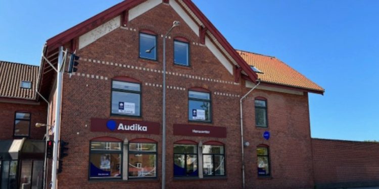 Nu, hvor Dansk HøreCenter Hjørring er blevet til Audika, får kunderne glæde af danske Oticons fantastiske høreapparater og banebrydende teknologi. Og så kan man få 12 % rabat på sin egenbetaling af nye høreapparater, hvis man er medlem af Ældre Sagen.
Foto: Audika.