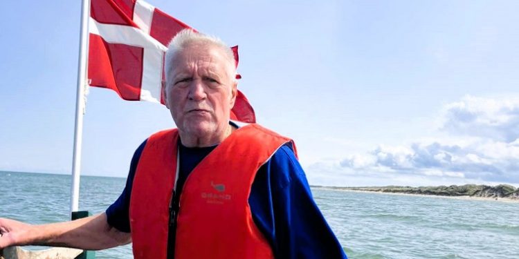 Skipper Mogens Larsen, som blev genvalgt for hele sæsonen med Frank Faurskov som 2. skipper, holdt kursen støt under sæsonens første rosamling allerede forrige søndag hos Tversted Bjærgelaug.  Foto: Birthe Marian Mariegaard Jakobsen.