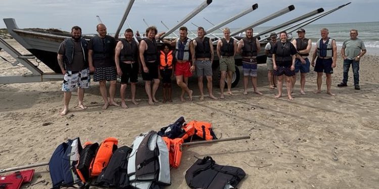 Mønstring inden afgang. Yderst til højre står 79-årige Flemming Jensen, der var skipper på fladbåden i en årrække - i sidste årtusinde. Foto: Niels Chr. Jakobsen.