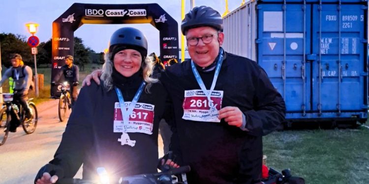 Mette og Søren Smalbro på cyklerne efter veloverstået BDO Coast2Coast. Foto: Privat.