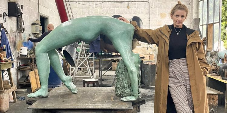 Ditte Ejlerskov ved siden af bronzeskulpturen Rán, 2024. Skulpturen er skabt specifikt til udstillingen på Vendsyssel Kunstmuseum, og det er første gang, kunstneren arbejder i bronze. Foto: Ditte Ejlerskov.