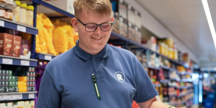 Ung fra Vendsyssel Bo & STU på arbejde hos REMA 1000 i Hjørring. Privatfoto.