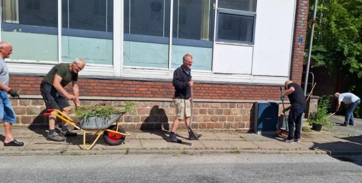 Den nye mandegruppe "Soldals Svende" gør Sindal til en pæn og indbydende by. Privatfoto.