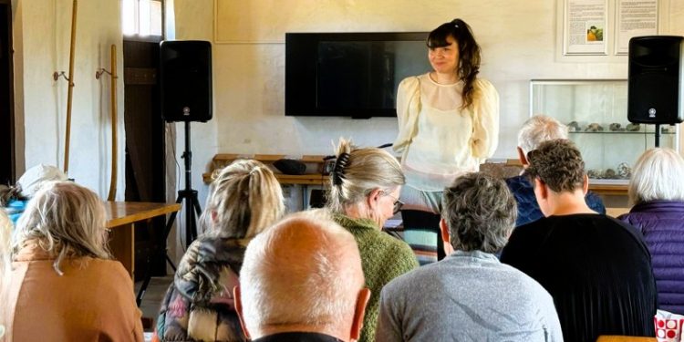 Fie Eike anslog maritime toner i Madpakkerummet ved Hirtshals Fyr. Foto: Niels Skipper.