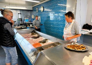 Jane Axelsen i gang i med at betjene kunder hos Vores Fisk. Foto: Niels Skipper.