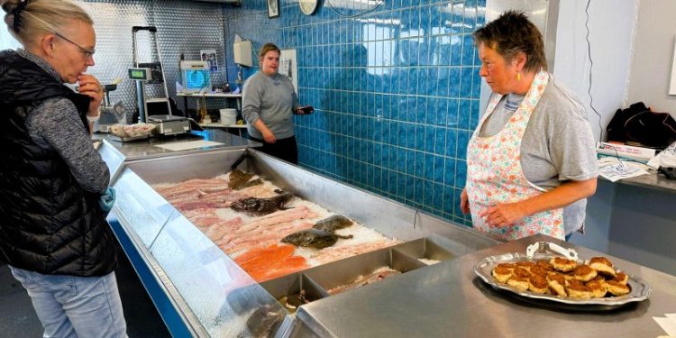 Jane Axelsen i gang i med at betjene kunder hos Vores Fisk. Foto: Niels Skipper.