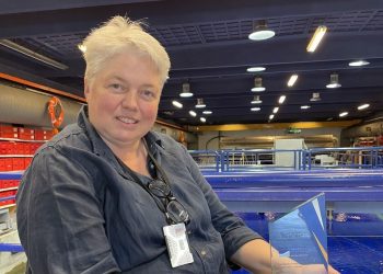 Mette Hyldgaard Roussis med prisen fra EU Business News. Foto: Flume Tank North Sea.