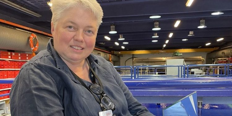 Mette Hyldgaard Roussis med prisen fra EU Business News. Foto: Flume Tank North Sea.