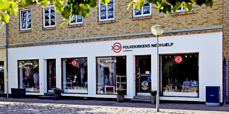 Genbrugsbutikken i byens hovedgade, Østergade 38 ligger tæt ved Metropolen. Foto: Helge Jensen.