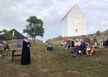 Friluftsgudstjeneste ved Vennebjerg Kirke. Foto: Privat.