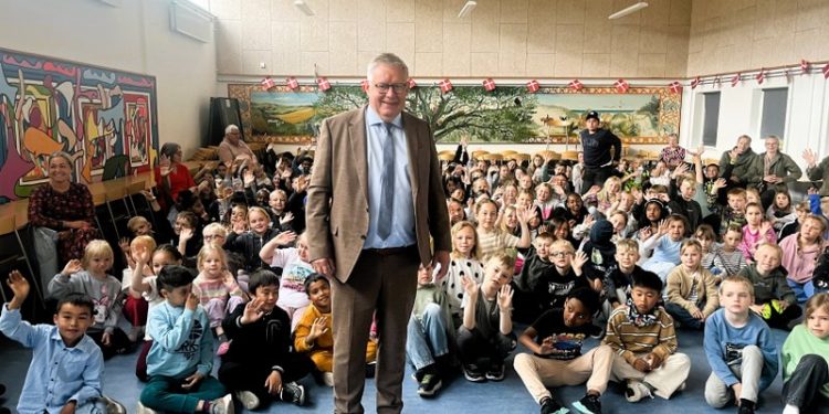 Borgmesteren holdt onsdag på Hirtshals Skole tale om Grundloven. Foto: Privat.