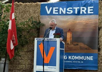Sidste år var grundlovsmødet rykket indenfor. På talerstolen ses her vært og borgmester Søren Smalbro. Foto: Arkiv.
