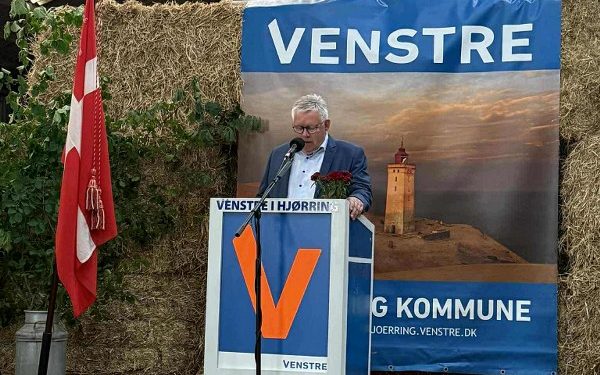 Sidste år var grundlovsmødet rykket indenfor. På talerstolen ses her vært og borgmester Søren Smalbro. Foto: Arkiv.
