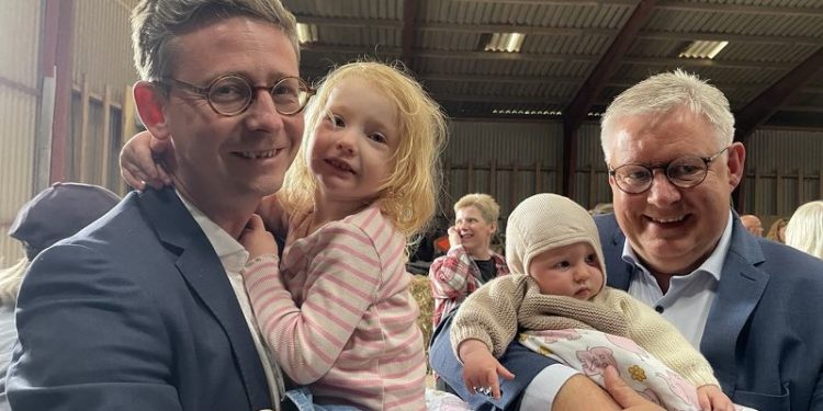 Direktør Karsten Lauritzen og borgmester Søren Smalbro med et par af Grundlovens arvtagere i Danmark.