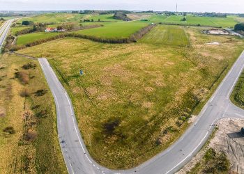 Placeringen af det nye anlæg for akvakultur bliver øst for Hirtshals TransportCenter. Foto: Onnest.