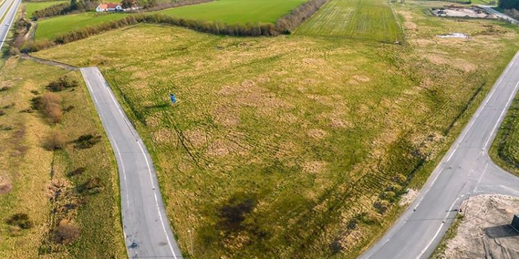 Placeringen af det nye anlæg for akvakultur bliver øst for Hirtshals TransportCenter. Foto: Onnest.