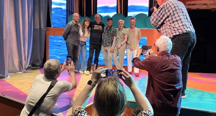 Der er fokus på Hjørring Revyen både på scenen, bag scenen og i Teater Caféen Hjørring. Foto: Palle W. Nielsen