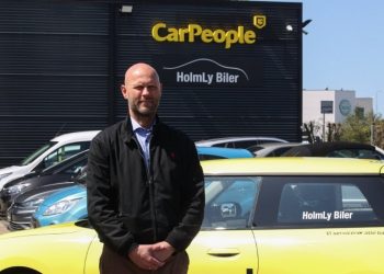 Direktør hos HolmLy Biler Michael Holm Espersen glæder sig over det nye kædesamarbejde. Foto: CarPeople.