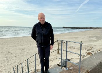 Jan Godi ved den ny trappe ned til Pelles Strand. Foto: Niels Skipper.