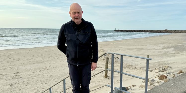Jan Godi ved den ny trappe ned til Pelles Strand. Foto: Niels Skipper.