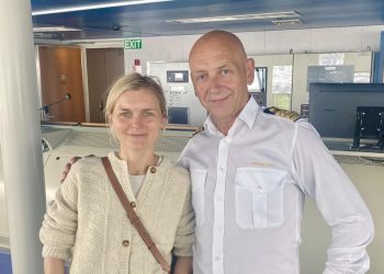 Mette Wendelboe Okkels fra PetiteKnit ved siden af kaptajn Petur av Vollanum. Foto: Privat.