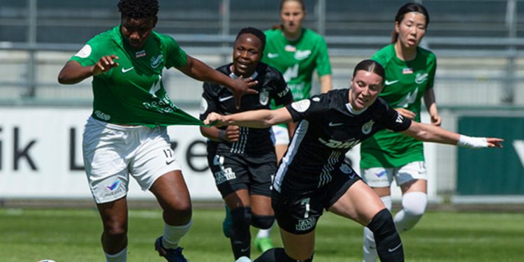 Der blev rykket i blusen, så Joy ikke skulle slippe fri. Foto: Jess M. Madsen.