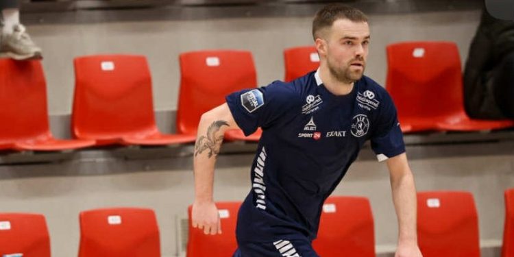 Jakob Jørgensen i aktion hos Aalborg Futsal Klub mod København Futsal under den forrige sæson. Her spillede de ligeligt op med en af holdets tophold, men måtte se sig snævert besejret med slutcifrene 1-2. Foto: Jørgen Christensen.