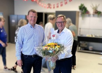 Bilka-kædens øverste chef Mark H. Nielsen, overrakte medaljen til Jørgen Haldrup Petersen. Foto: Palle W. Nielsen