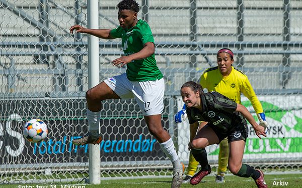 Joy Omewa i fuldt firspring for Fortuna. Foto (arkiv): Jess M. Madsen.