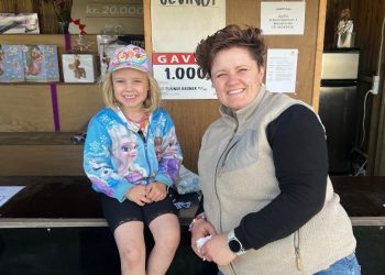 Nora Håbendal Pedersen med sin mor Julie Håbendal Christensen. Foto: Agilix.