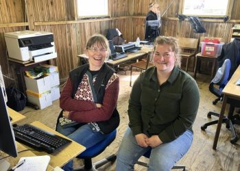 Karin og Ena melder fra kontoret alt klar til nogle gode dage på Hjørring Dyrskue. Foto: Palle W. Nielsen