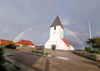 Regnbue over Hirtshals Kirke. Foto: Bjarne Hougaard.