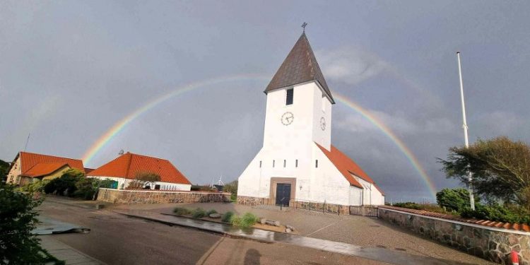Regnbue over Hirtshals Kirke. Foto: Bjarne Hougaard.