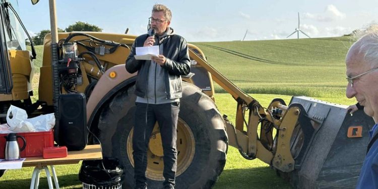 Thomas Klimek (S) holdt båltale ved Asdal Voldsted. Foto: Privat.