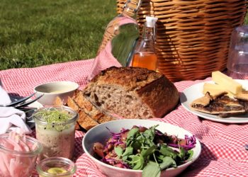 Nyd lækkerier fra Kornets Hus i skønne omgivelser med omkring 30 forskellige kornsorter- og arter i husets smukke have midt mellem mark og himmel. Pressefoto