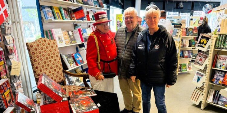 Krumme i godt selskab med Torben Vandsted og Jette Andersen fra Dana Cup. Foto: Niels Skipper.