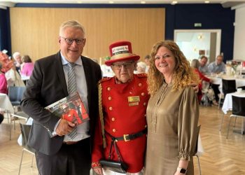 Borgmester Søren Smalbro og Betina D. Jensen flankerer den gode Krumme.