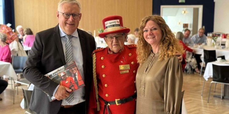 Borgmester Søren Smalbro og Betina D. Jensen flankerer den gode Krumme.