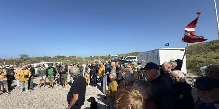 Mange var mødt frem ved fredagens første spadestik til Kysthusene i Tversted, hvor talen blev holdt af 2. viceborgmester Thomas Klimek (S). Foto: Privat.