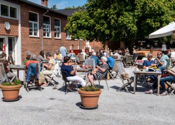 Strikkefællesskab i skolegården på Tversted Skole. Foto: Arkiv.