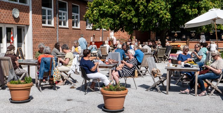 Strikkefællesskab i skolegården på Tversted Skole. Foto: Arkiv.
