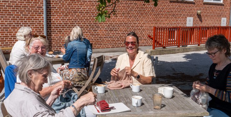 World Wide Knit in Public Day finder sted hvert år den anden lørdag i juni.