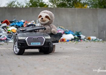 Brian Jensen foreslog, at han og Ludvig kunne gå en tur rundt på anlægget for at se, om de kunne finde Knud. Men hvem gider at gå, når man har en AUDI Q7.