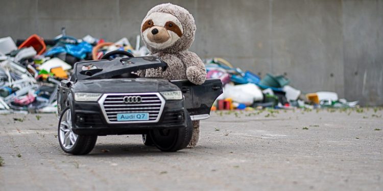 Brian Jensen foreslog, at han og Ludvig kunne gå en tur rundt på anlægget for at se, om de kunne finde Knud. Men hvem gider at gå, når man har en AUDI Q7.
