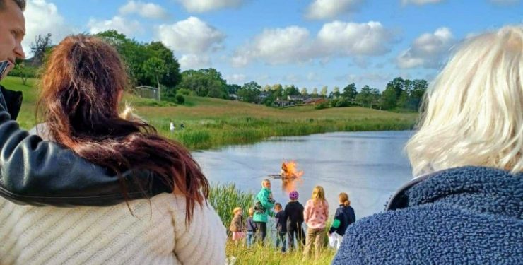 Midsommervisen synges og heksen sendes afsted. Privatfoto.